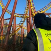 Inspection technique par drone d'une structure de manège au Parc Astérix par un télépilote certifié.