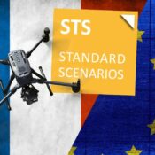 Explications en salle de cours sur la lecture des cartes aéronautiques OACI pour les scénarios drone STS 01 et STS 02.